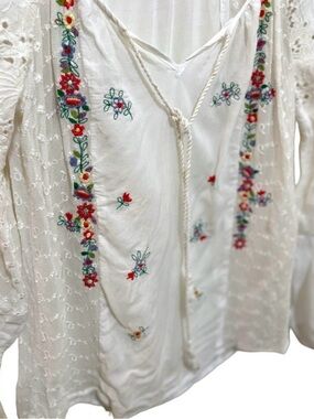 PENELOPE Top Eyelet Embroidered Floral Colorful White Red Blue Green Size Medium